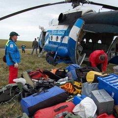 Expedition start, unloading the helicopter